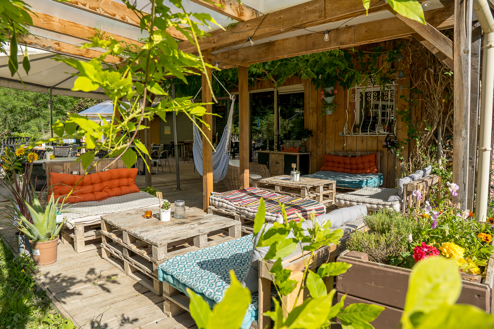 Terrasse du restaurant du camping les reflets du Val d’Argent à Sainte-Marie-aux-Mines en Alsace